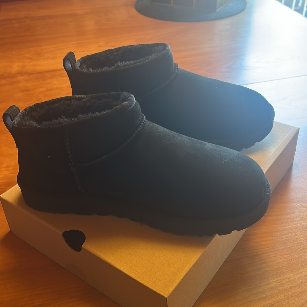 UGG Women’s Classic Ultra Mini Size 11 Black